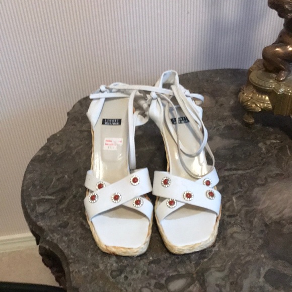 Shoes - White lace up STUART WEITZMAN excellent condition